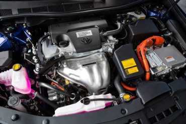 The 2015 Camry I-4 gas/electric hybrid engine is economical and powerful.