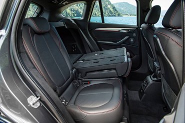 The versatile folding rear seats make it possible to carry both passengers and cargo.
